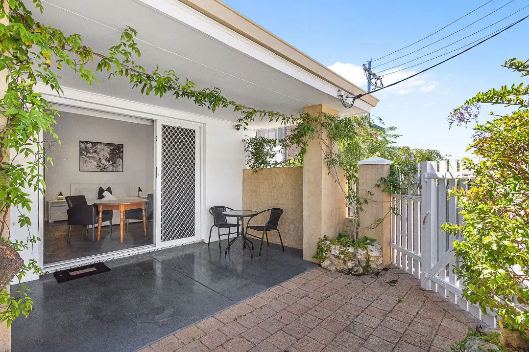 Stroll to Fremantle's Core: Studio Apartment